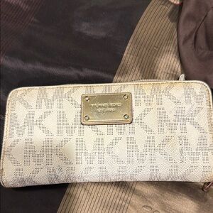 Michael Kors Cream Wallet Classic Monogram Design